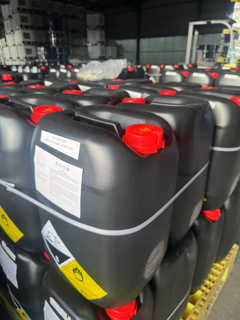 Small black drum 35kg 68% nitric acid, hazardous corrosive