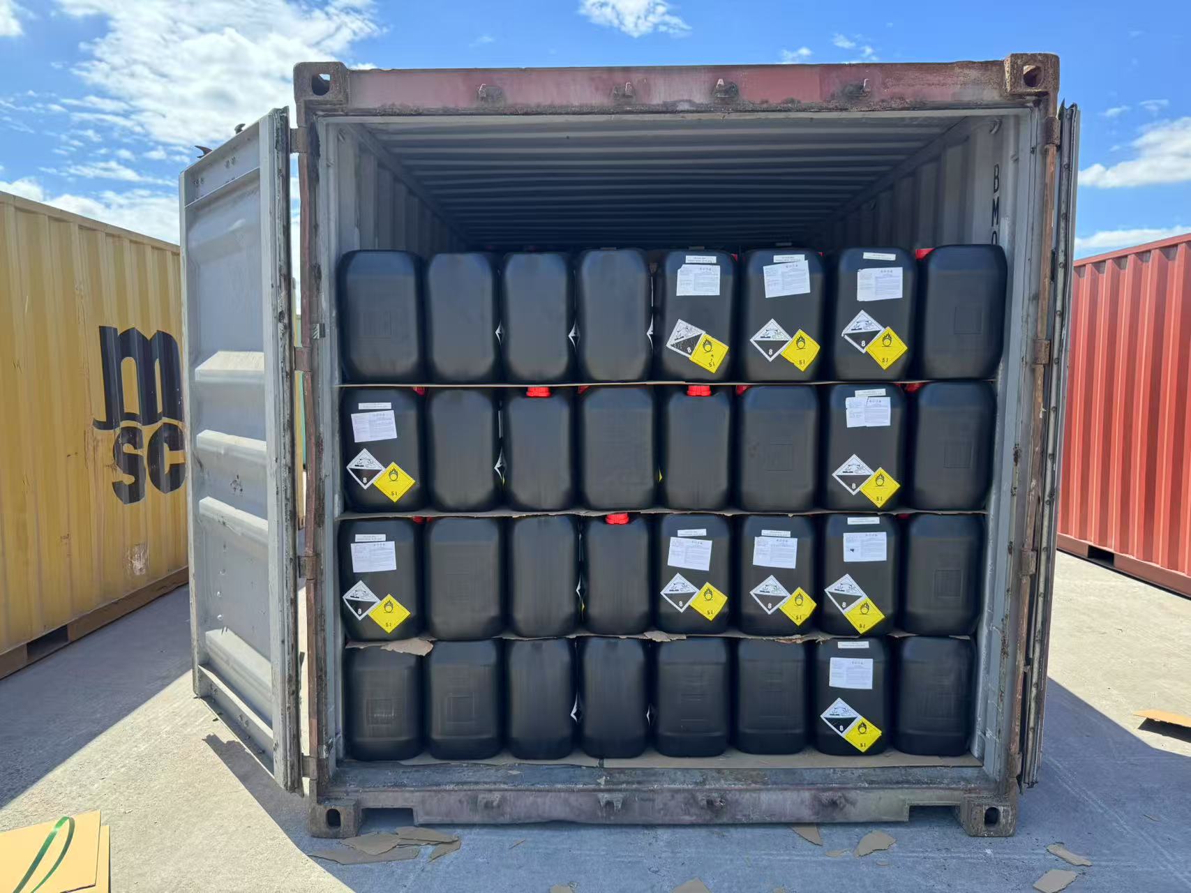 35kg black nitric acid drums packed in 20FCL container, corrosive