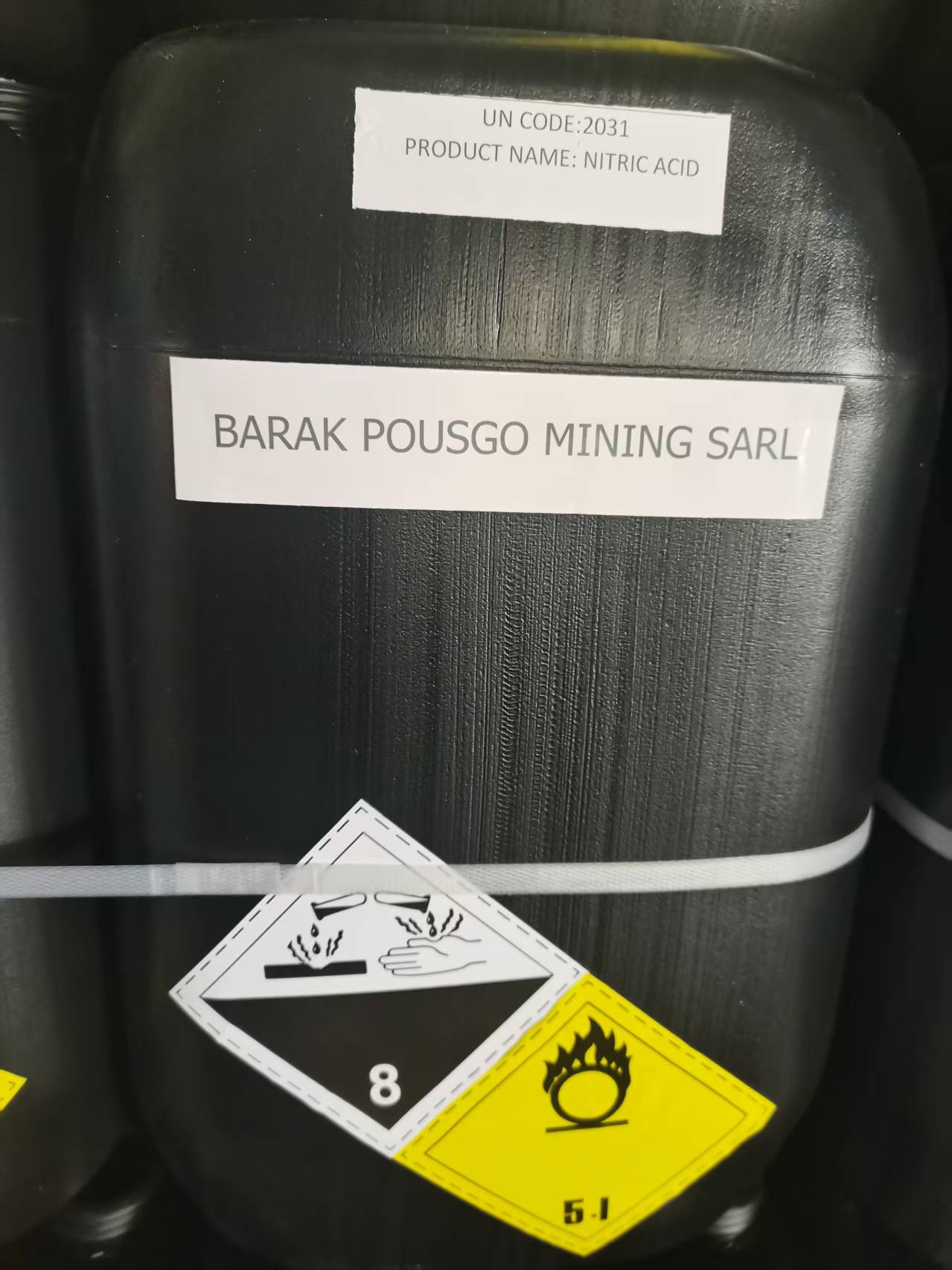 35kg black drums of 68% nitric acid, corrosive